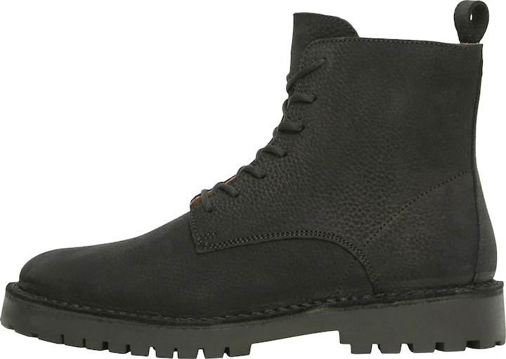 Lacing boots
