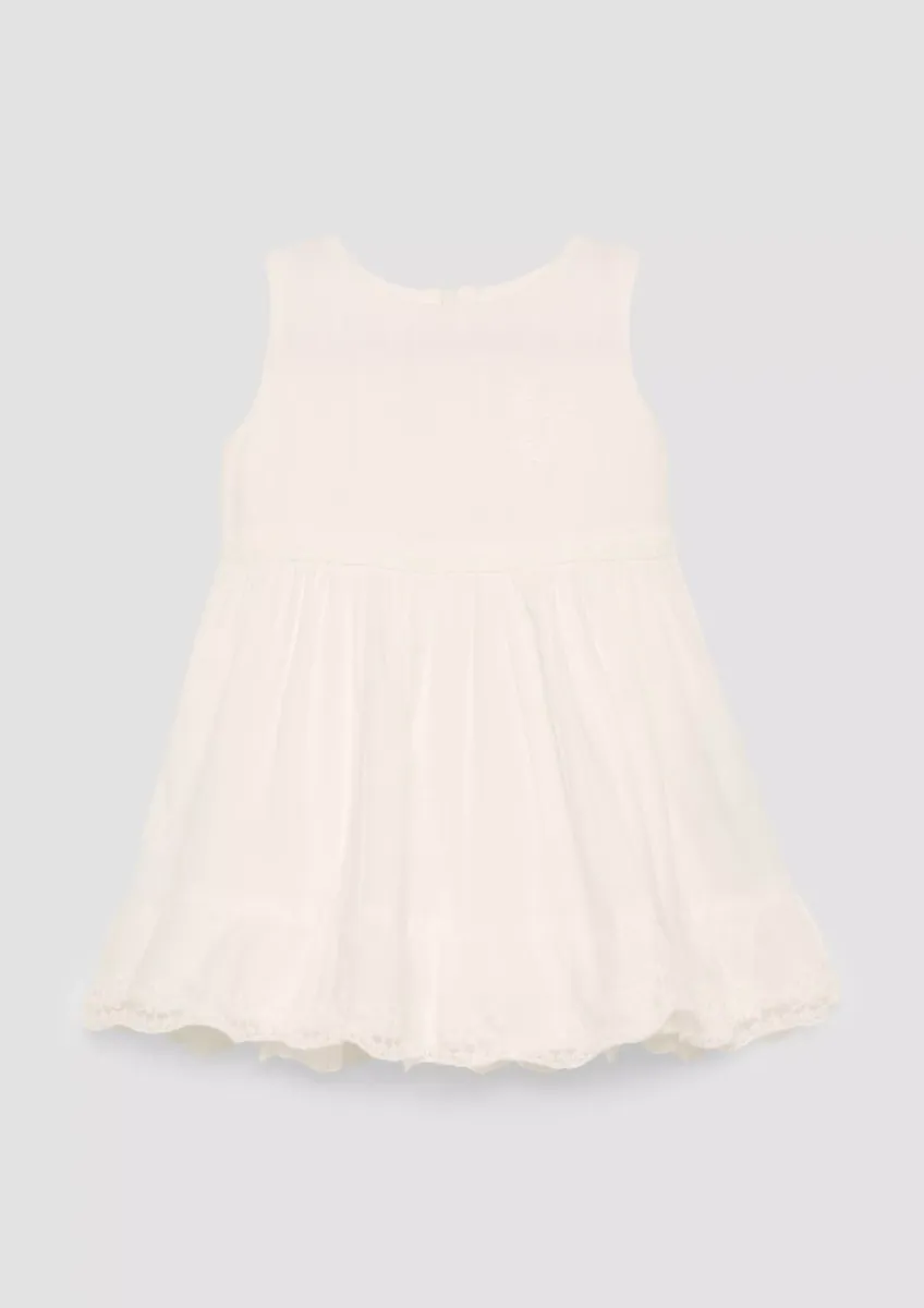 Ausgestelltes Kleid mit Blumenstickerei