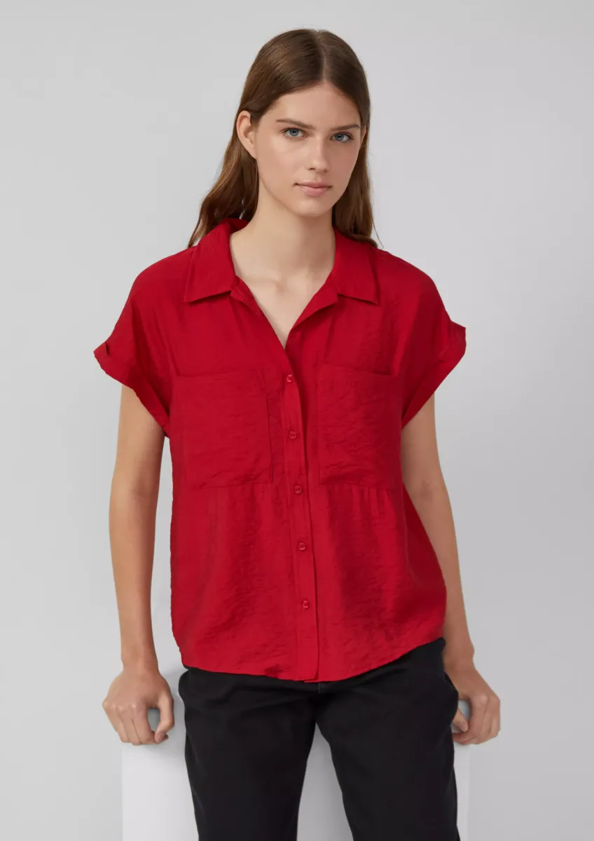 Bluse aus strukturiertem Viskosemix mit aufgesetzter Tasche