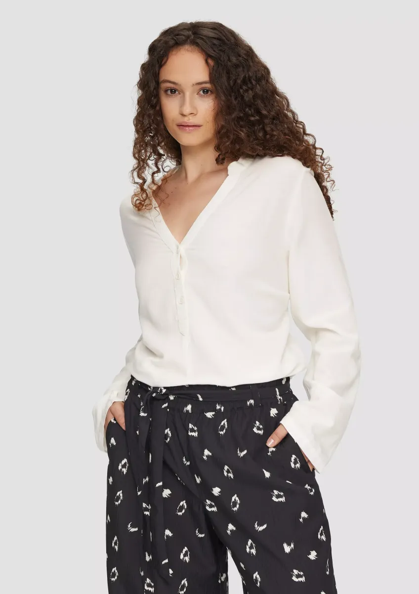 Bluse mit Stehkragen und Knopfleiste