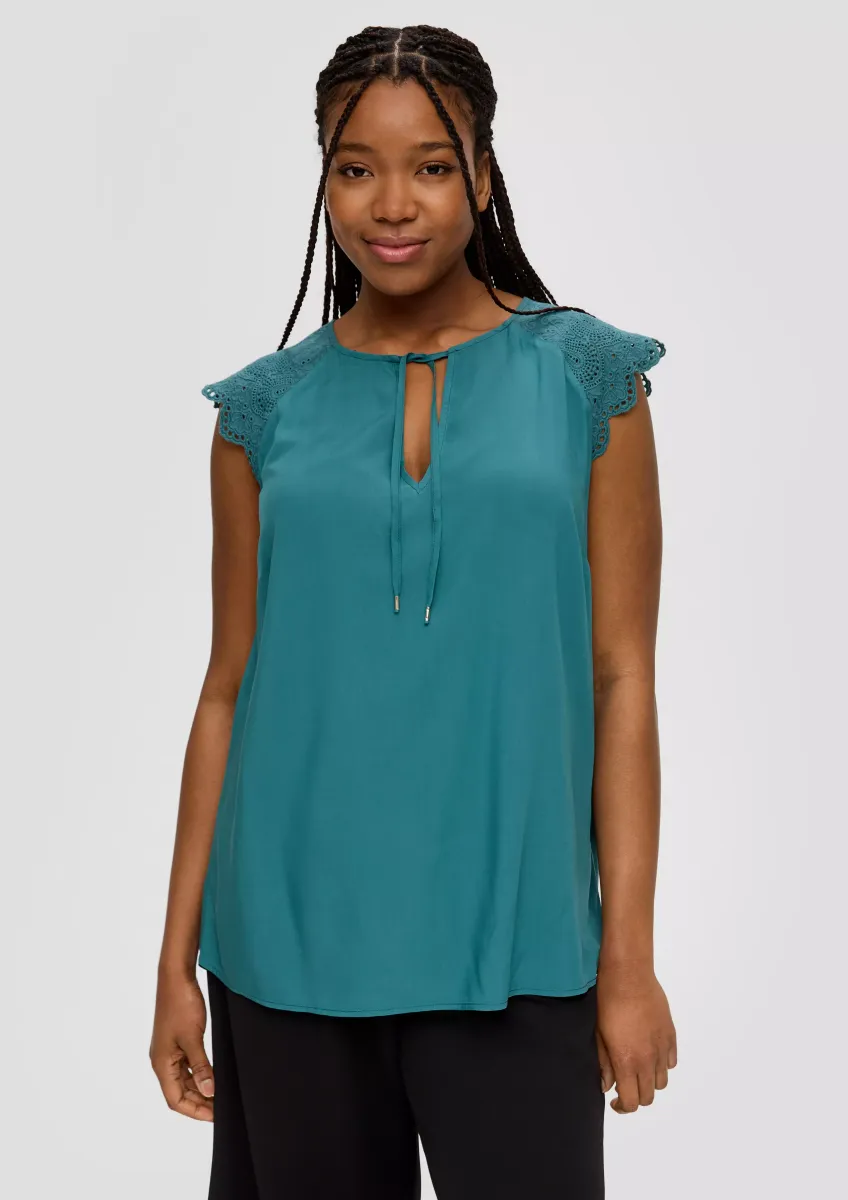 Blusentop aus Viskose mit Lochspitze