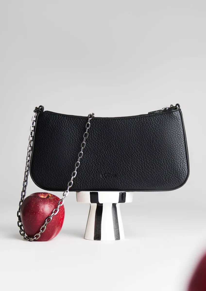 Kleine Tasche mit Logo-Prägung und Schulterkette