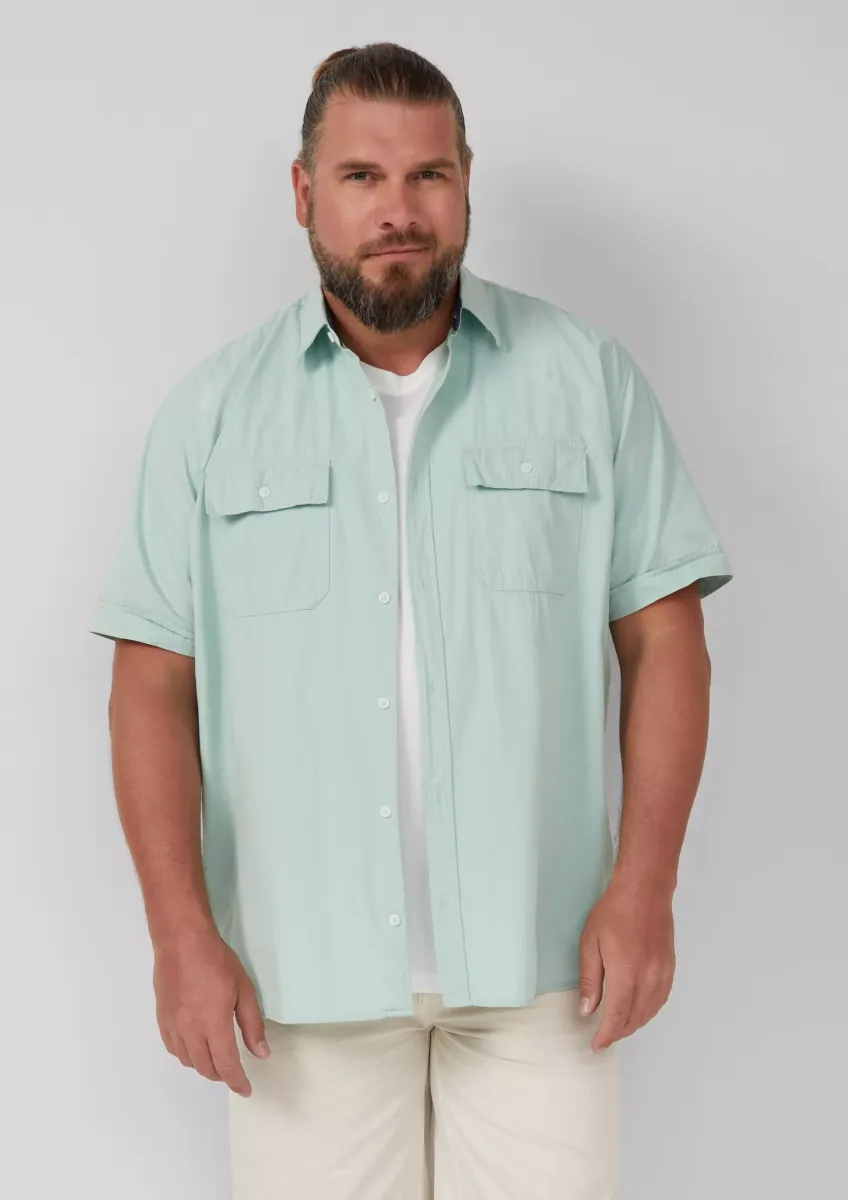 Regular Fit: Kurzarmhemd mit Strukturstreifen und Kentkragen