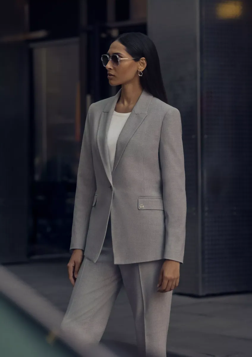 Taillierter Viskosemix-Blazer mit Struktur und Pattentaschen