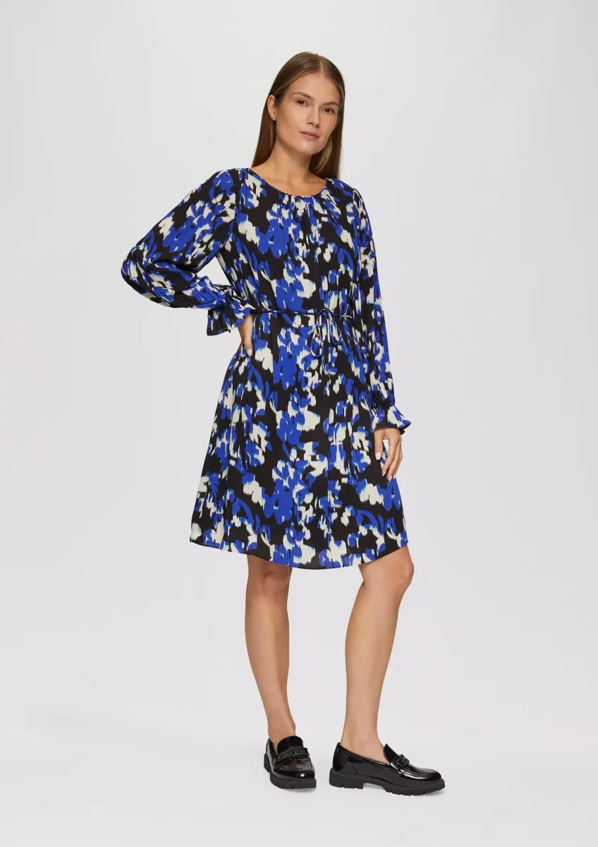 Viskosekleid mit Plisseeärmeln