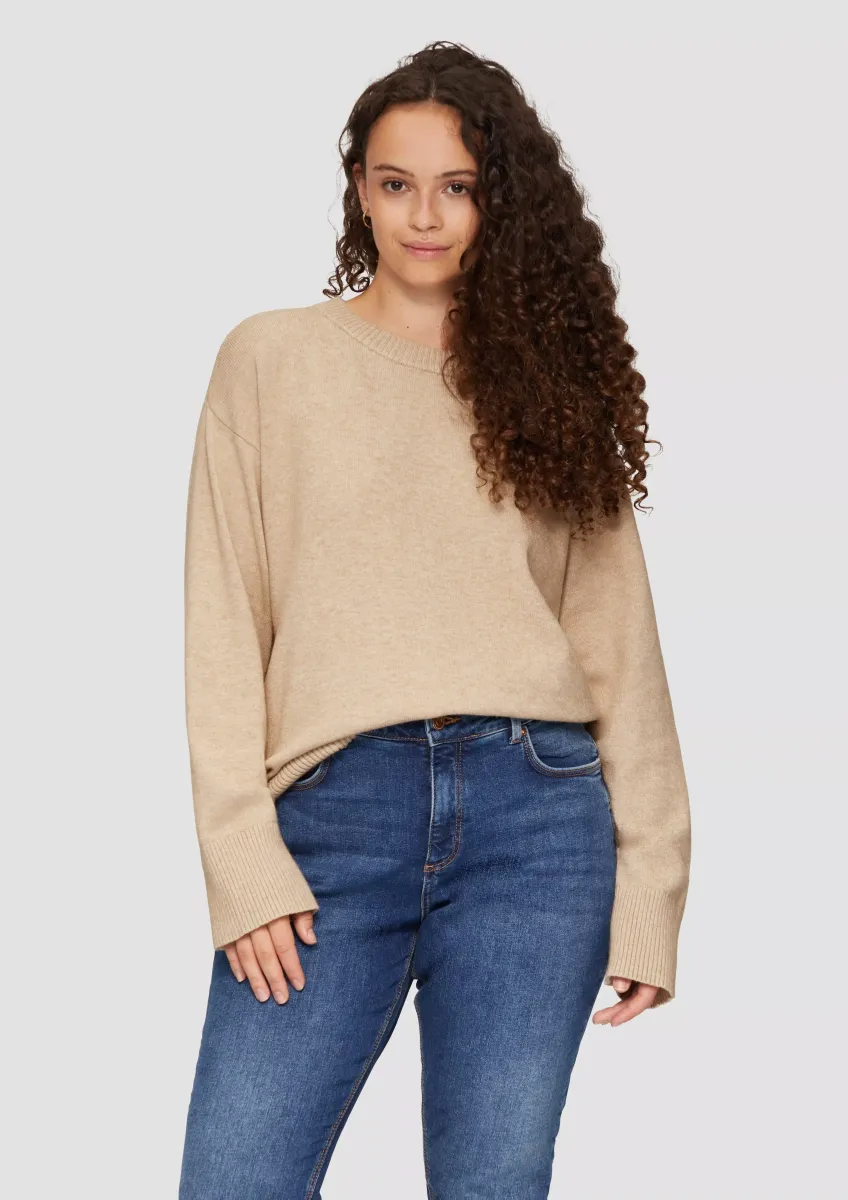 Weicher Strickpullover mit überschnittener Schulter
