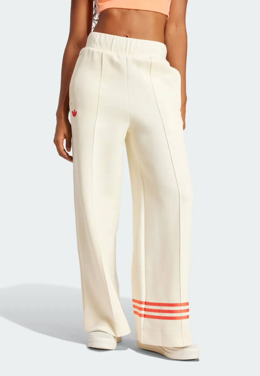 ADICOLOR NEUCLASSICS TRACK WIDE - Jogginghose - cream white   real coral