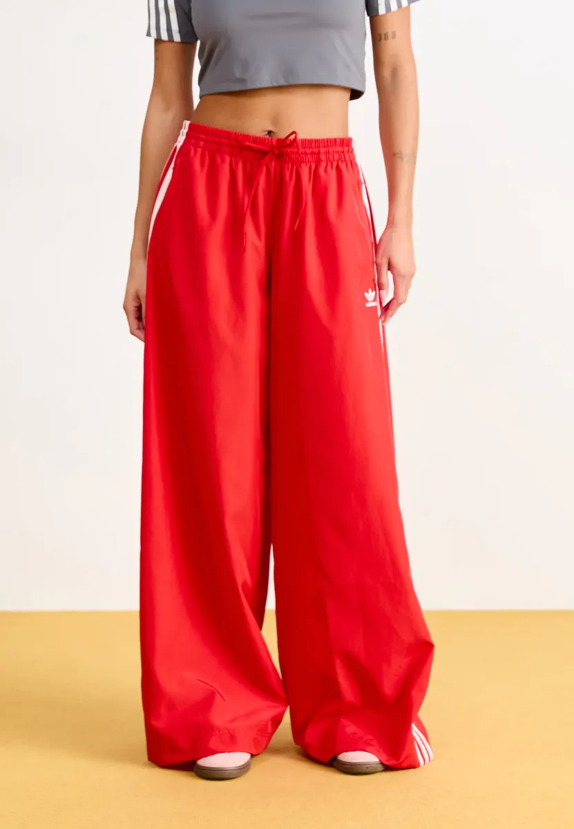 ADILENIUM SEASONAL 3 OVERSIZED WIDE TRACK PANTS - Jogginghose - better scarlet