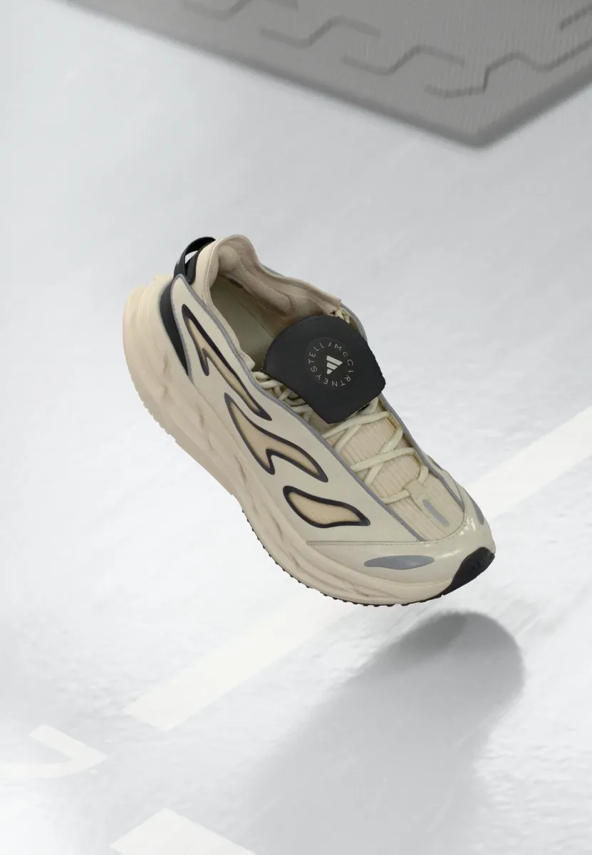 ADISTAR - Trainingsschuh - almond milk/utility black