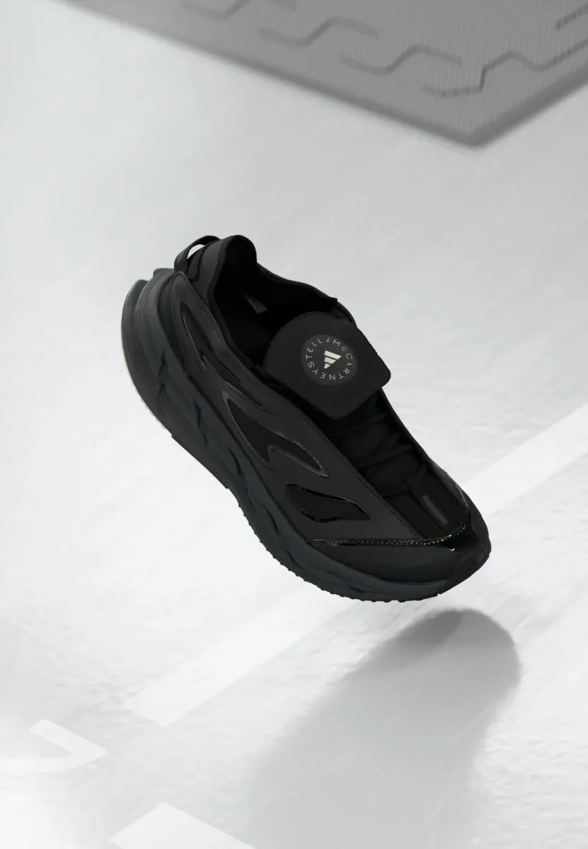 ADISTAR - Trainingsschuh - core black/utility black/almond milk