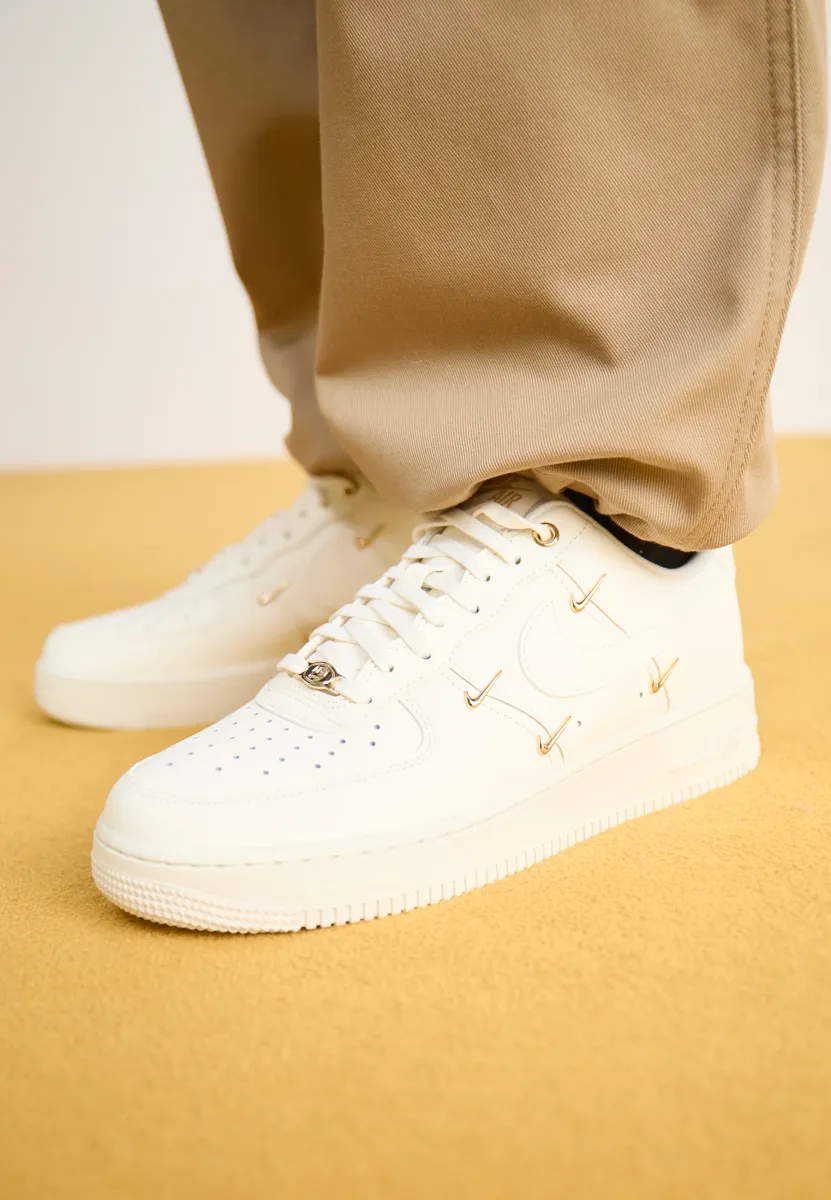 AIR FORCE 1 '07 LX - Sneaker low - sail/metallic gold