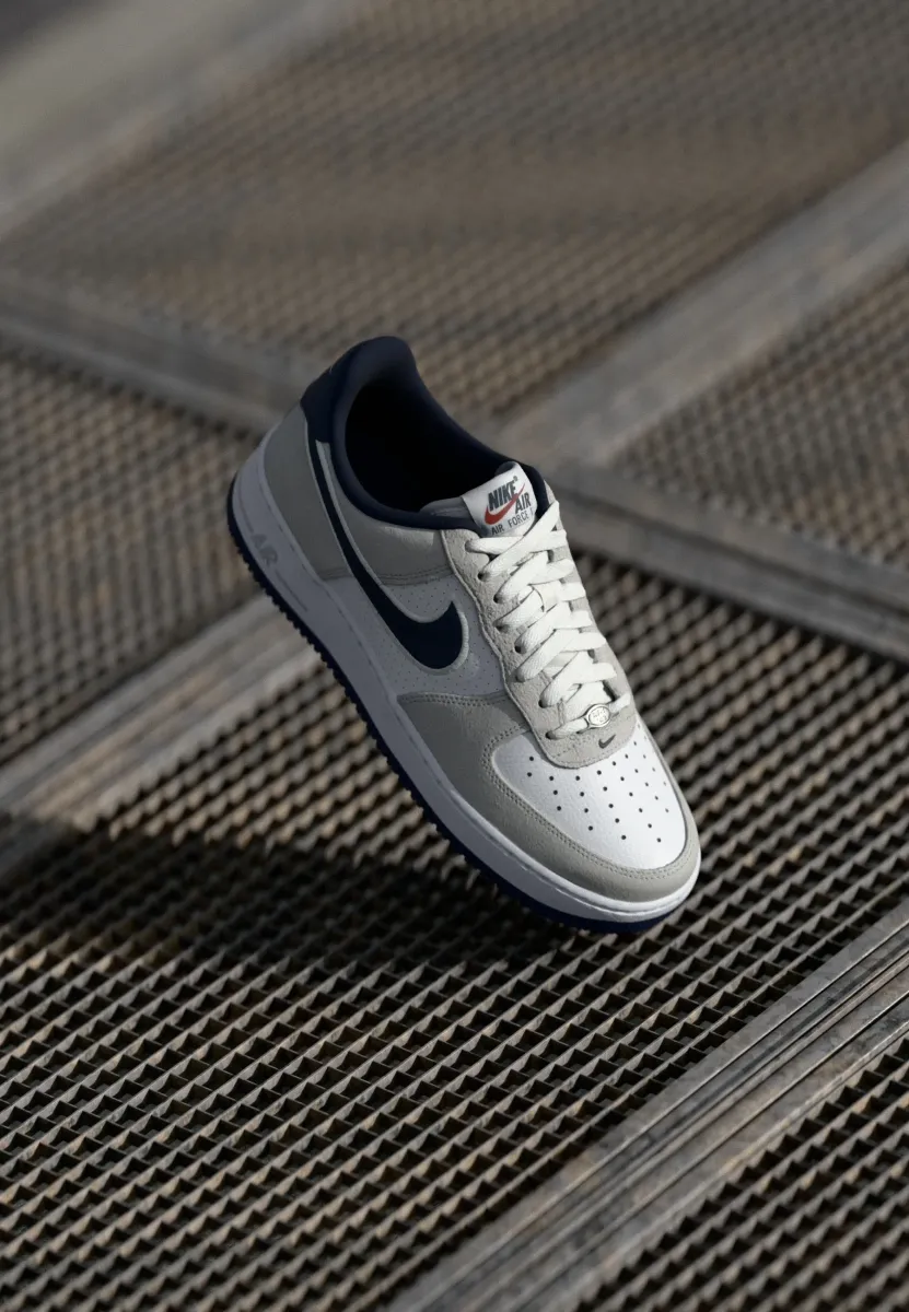 AIR FORCE 1 07 LV8 UNISEX - Sneaker low - white/obsidian/pure platinum/team red