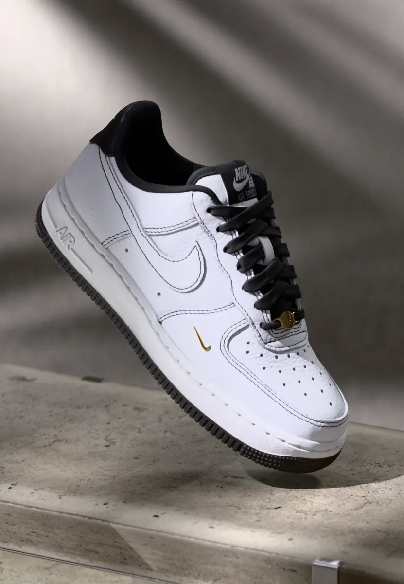 AIR FORCE 1 07 - Sneaker low - white/black/metallic gold-coloured