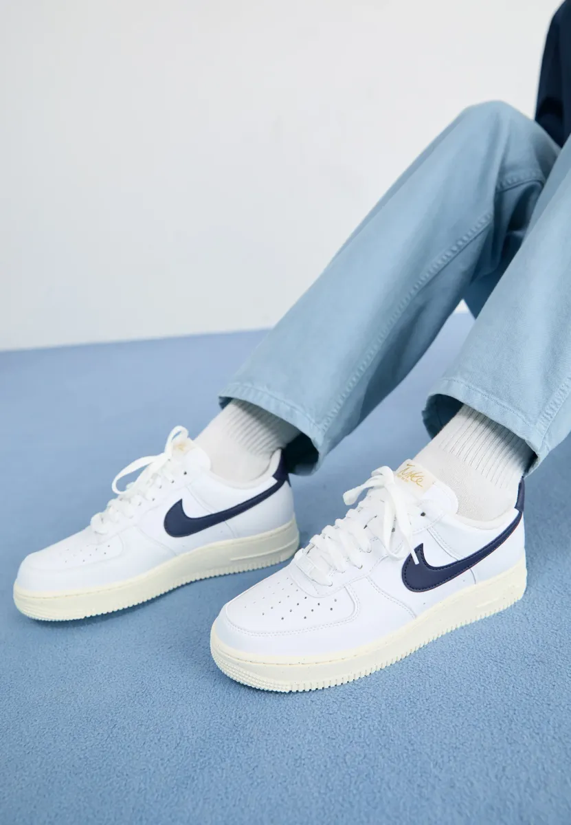 AIR FORCE 1 07 - Sneaker low - white/obsidian/pale ivory/metallic gold
