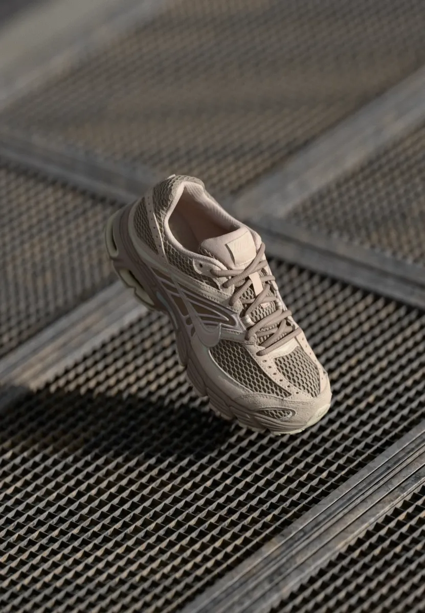 AIR MAX MOTO 2K SE - Sneaker low - malt/silt red/phantom