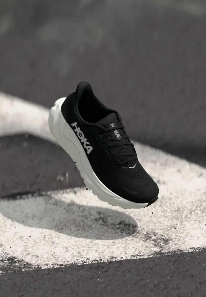 ARAHI 8 - Laufschuh Trail - black/white