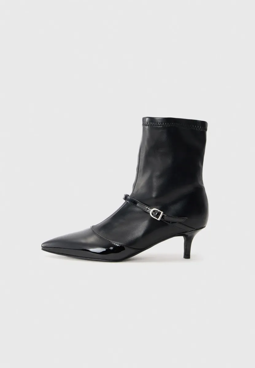 ASTRA - Stiefelette - black