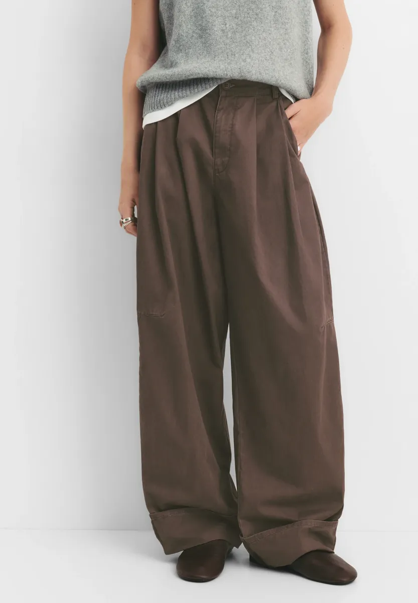 BALLOON FIT WITH DARTS - Stoffhose - dark brown