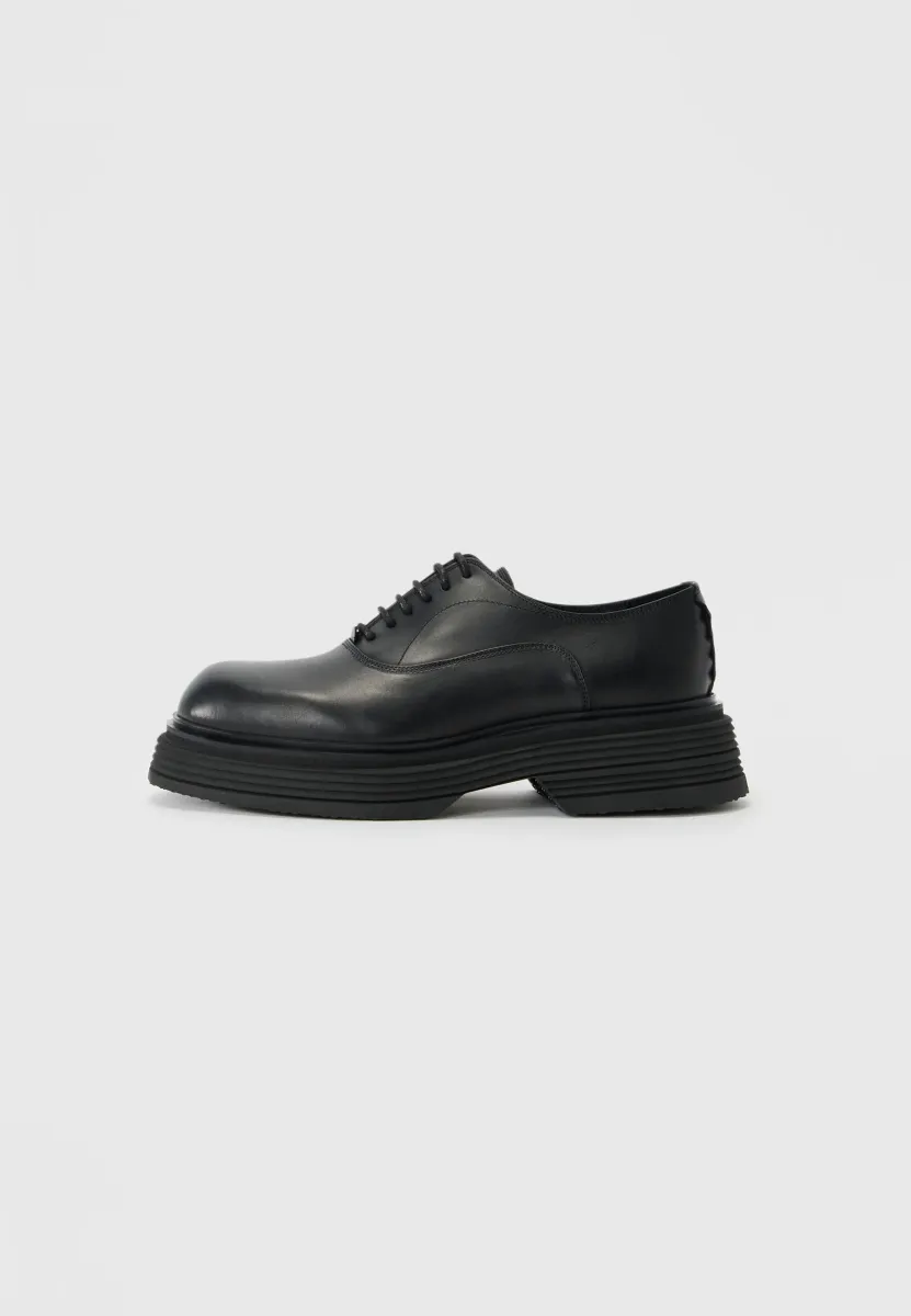 BROGUE - Schnürer - black
