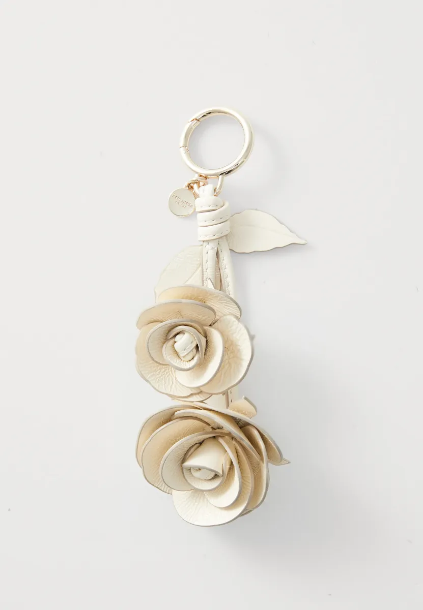 CHARMING PATENT STACKED ROSE BAG CHARM - Schlüsselanhänger - cashew milk