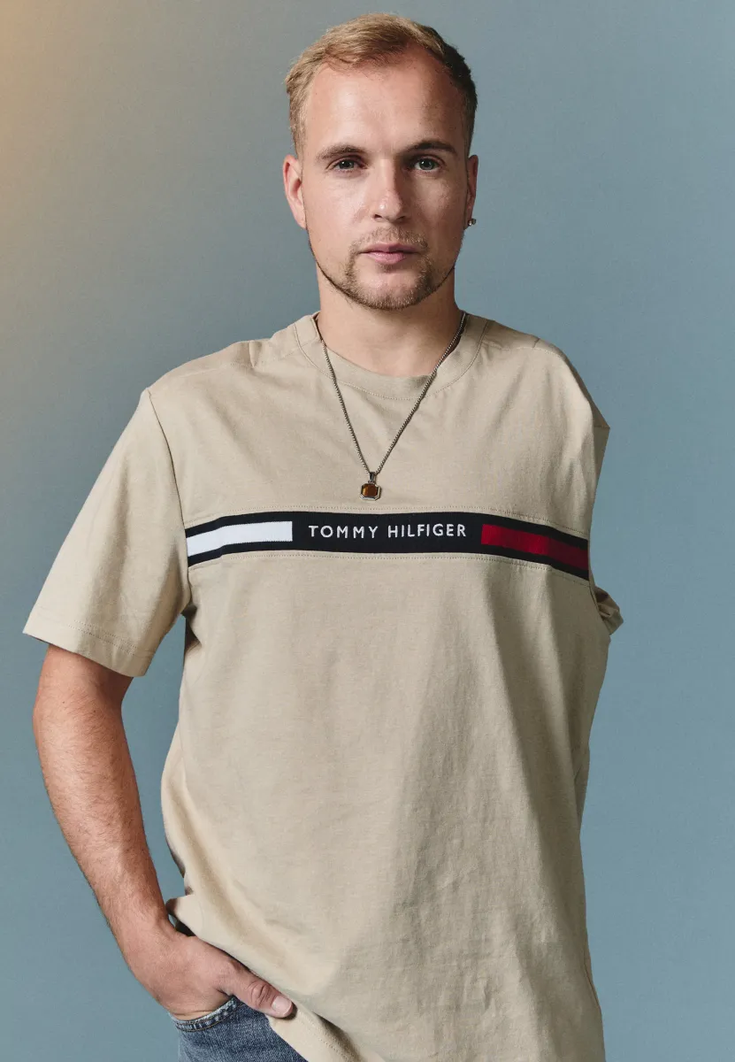 CHEST INSERT TEE - T-Shirt print - sandalwood