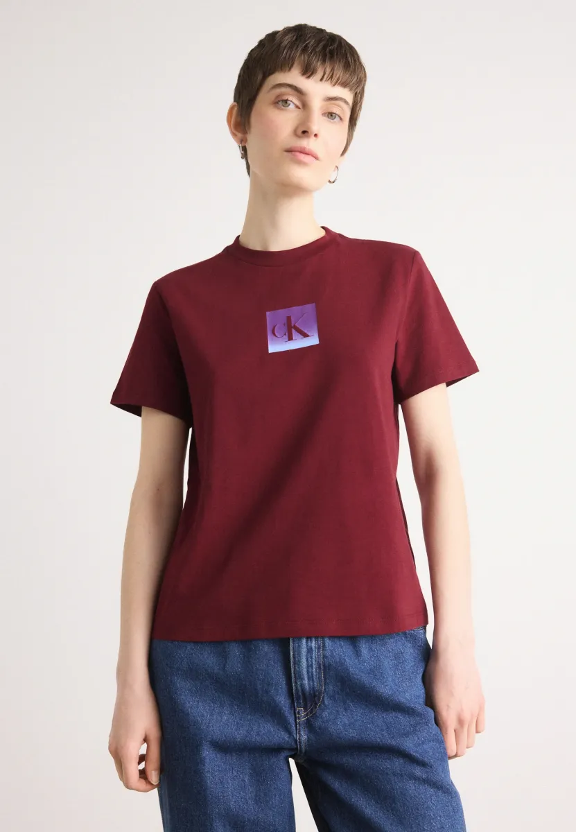 CLASSIC FIT TEE - T-Shirt print - deep rouge