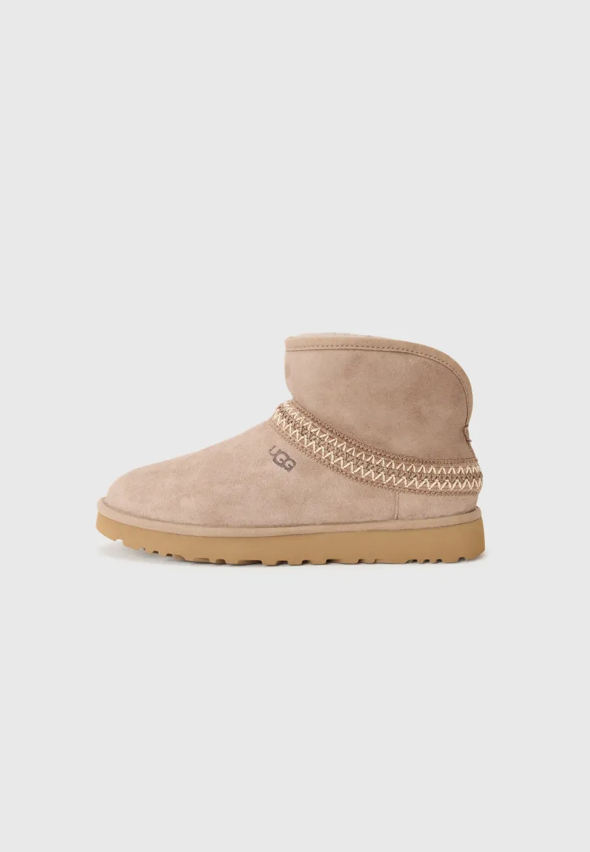 CLASSIC MINI CRESCENT - Ankle Boot - caribou