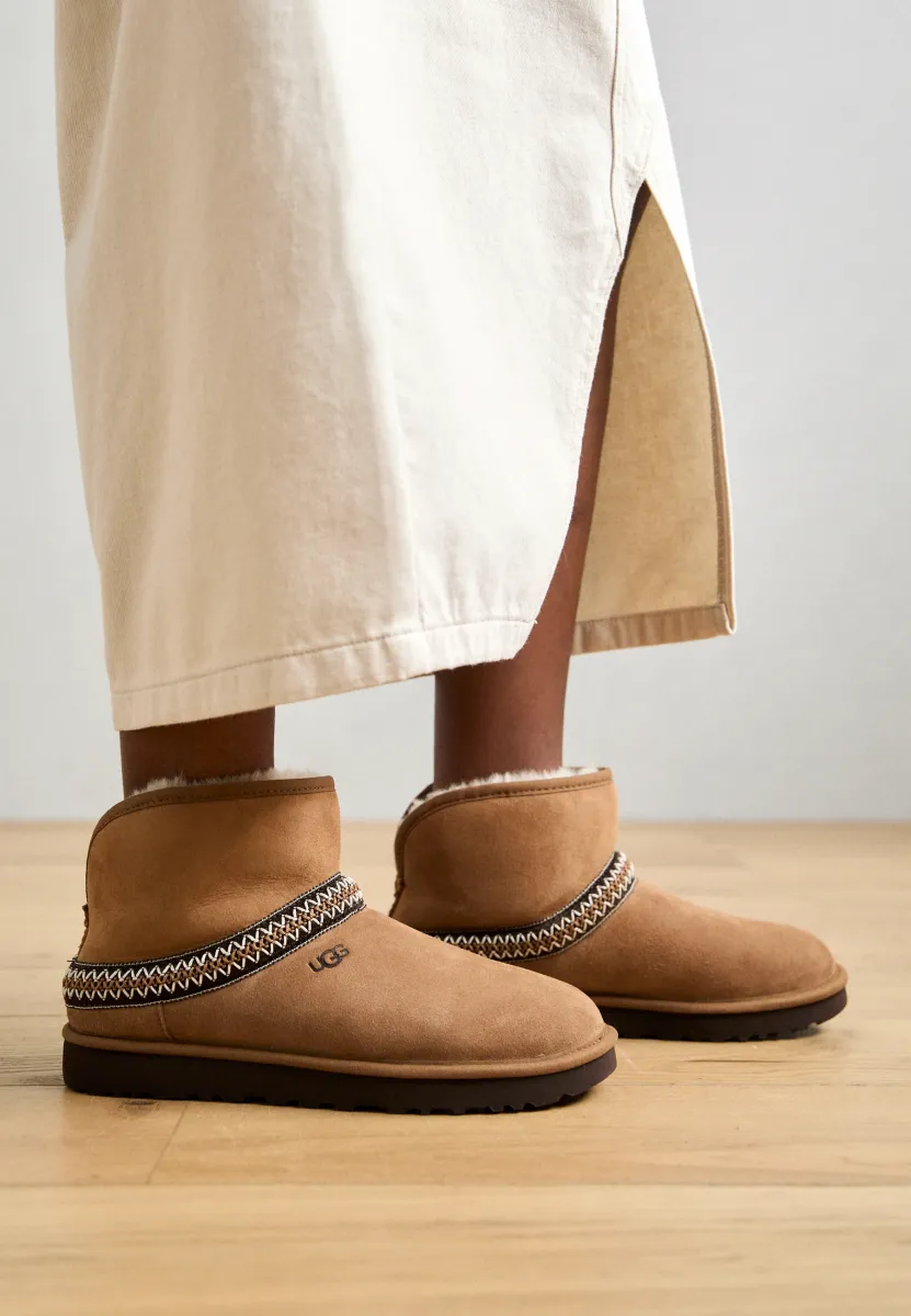 CLASSIC MINI CRESCENT - Ankle Boot - chestnut