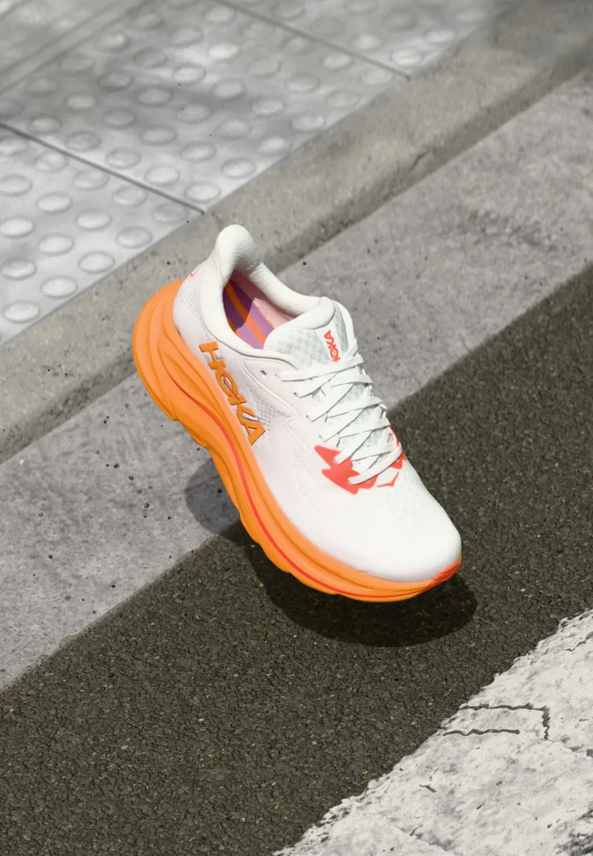 CLIFTON 10 - Laufschuh Straße - frost/orange zest