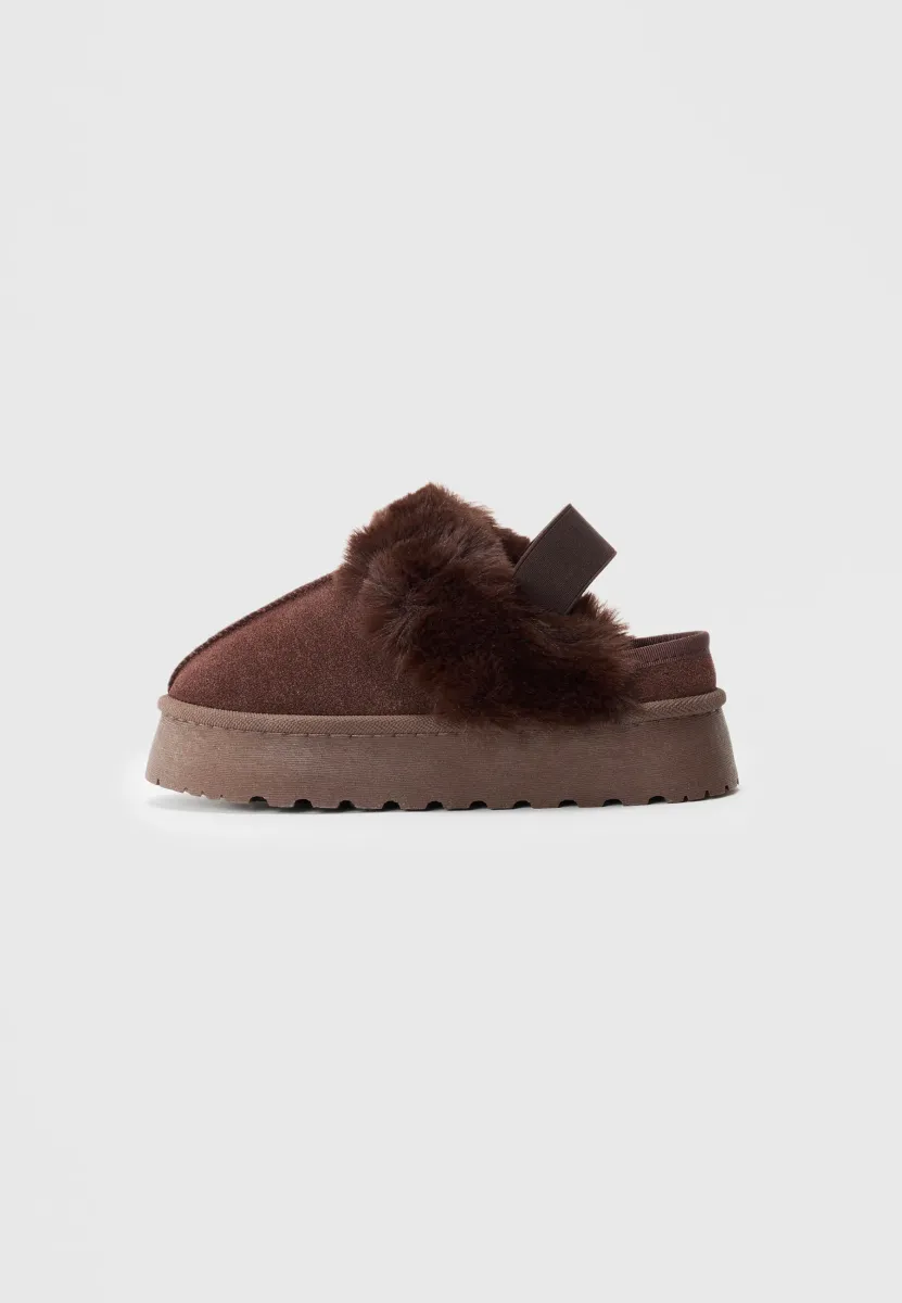 Clogs - dark brown