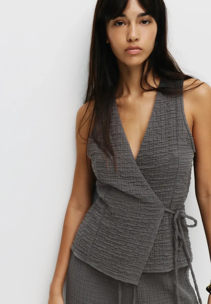CREASED EFFECT CROSSOVER - Weste - light grey