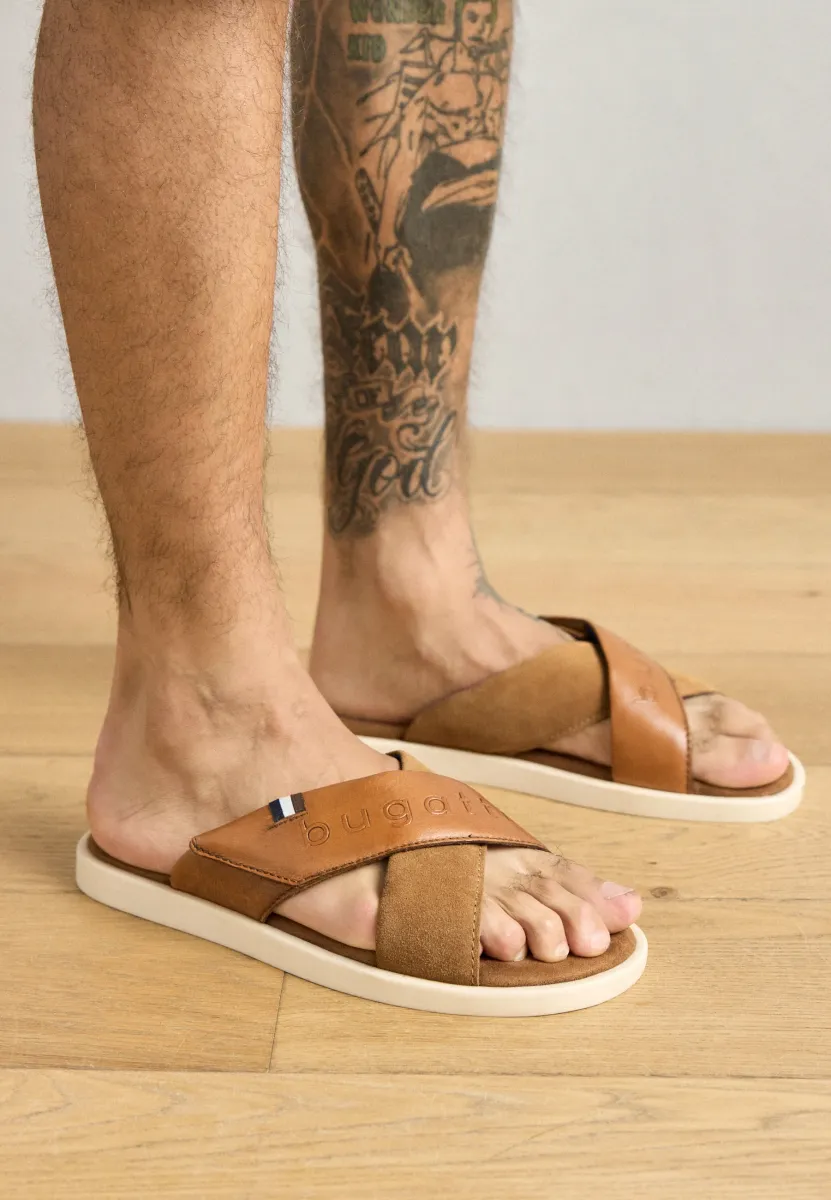 DEREK - Pantolette flach - cognac