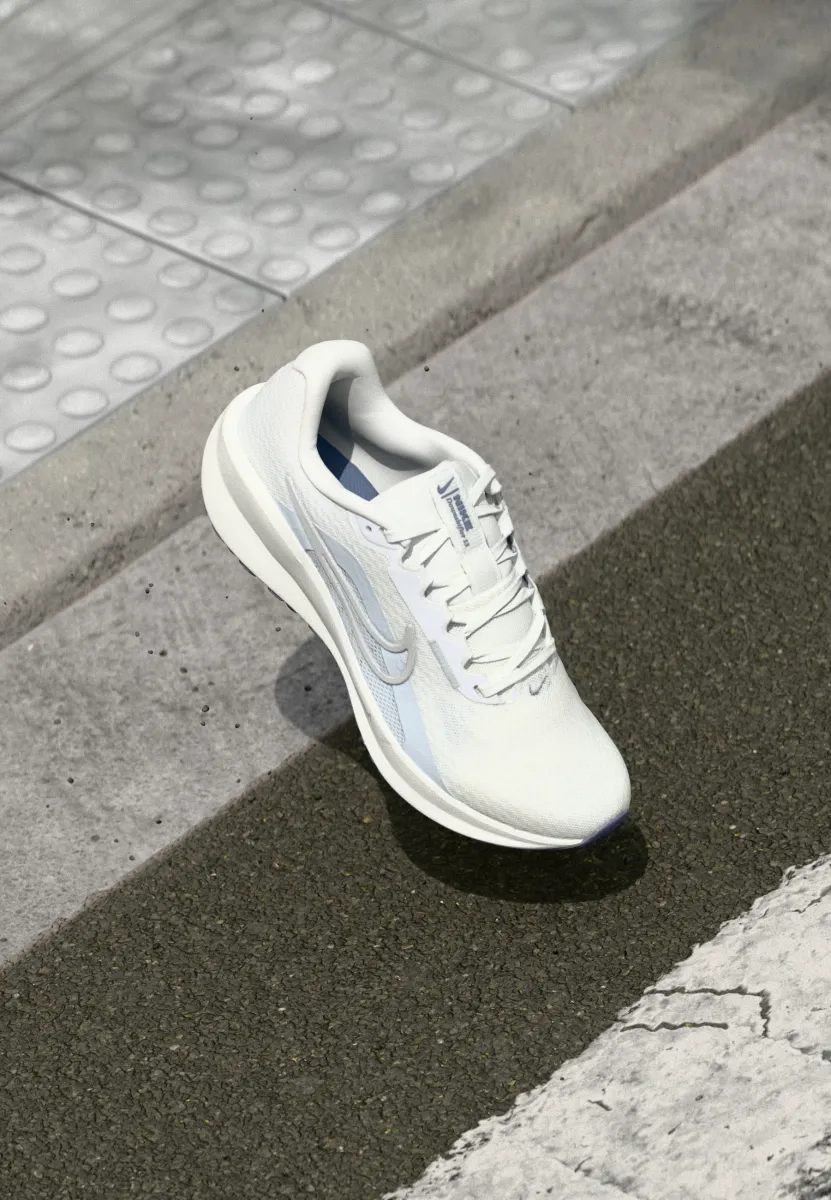 DOWNSHIFTER 13 - Laufschuh Straße - white/metallic silver-coloured/football grey/world indigo/summit white