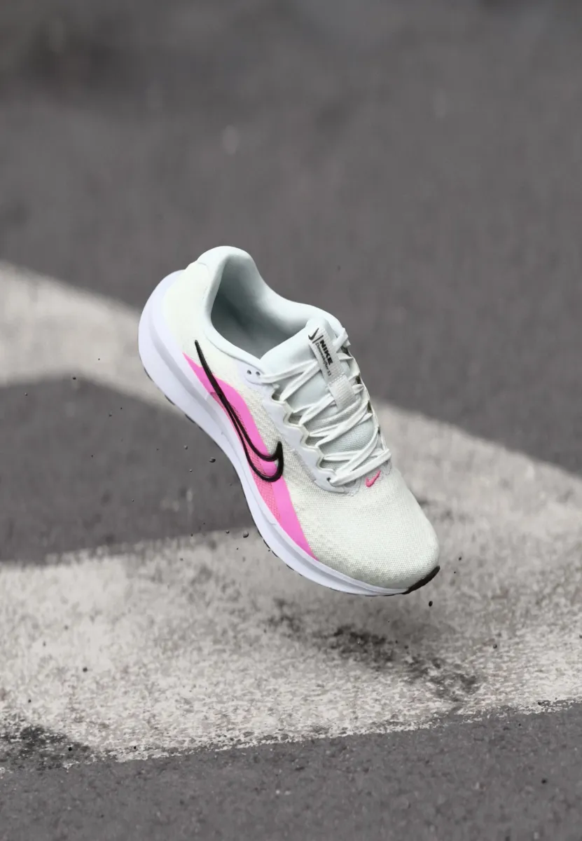 DOWNSHIFTER 13 - Laufschuh Straße - white/pink spell/black