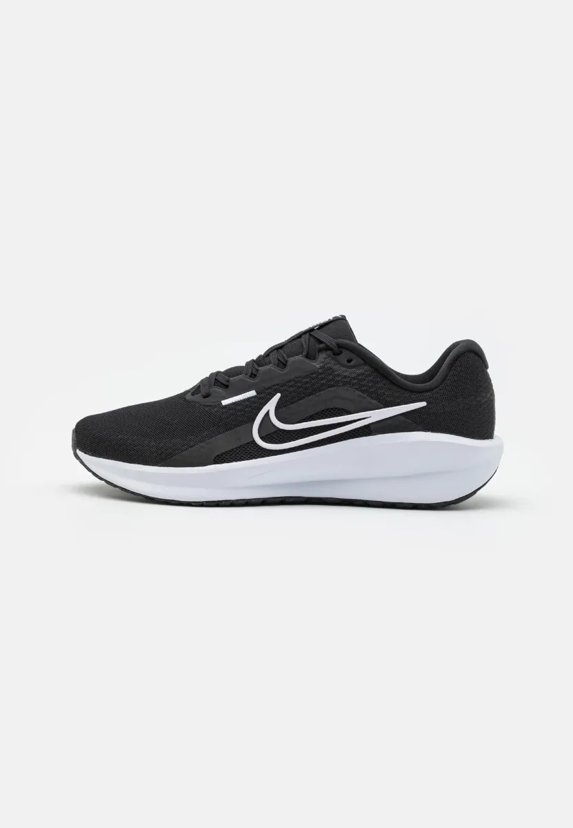 DOWNSHIFTER 13 - Laufschuh Straße - black/white/dark smoke grey