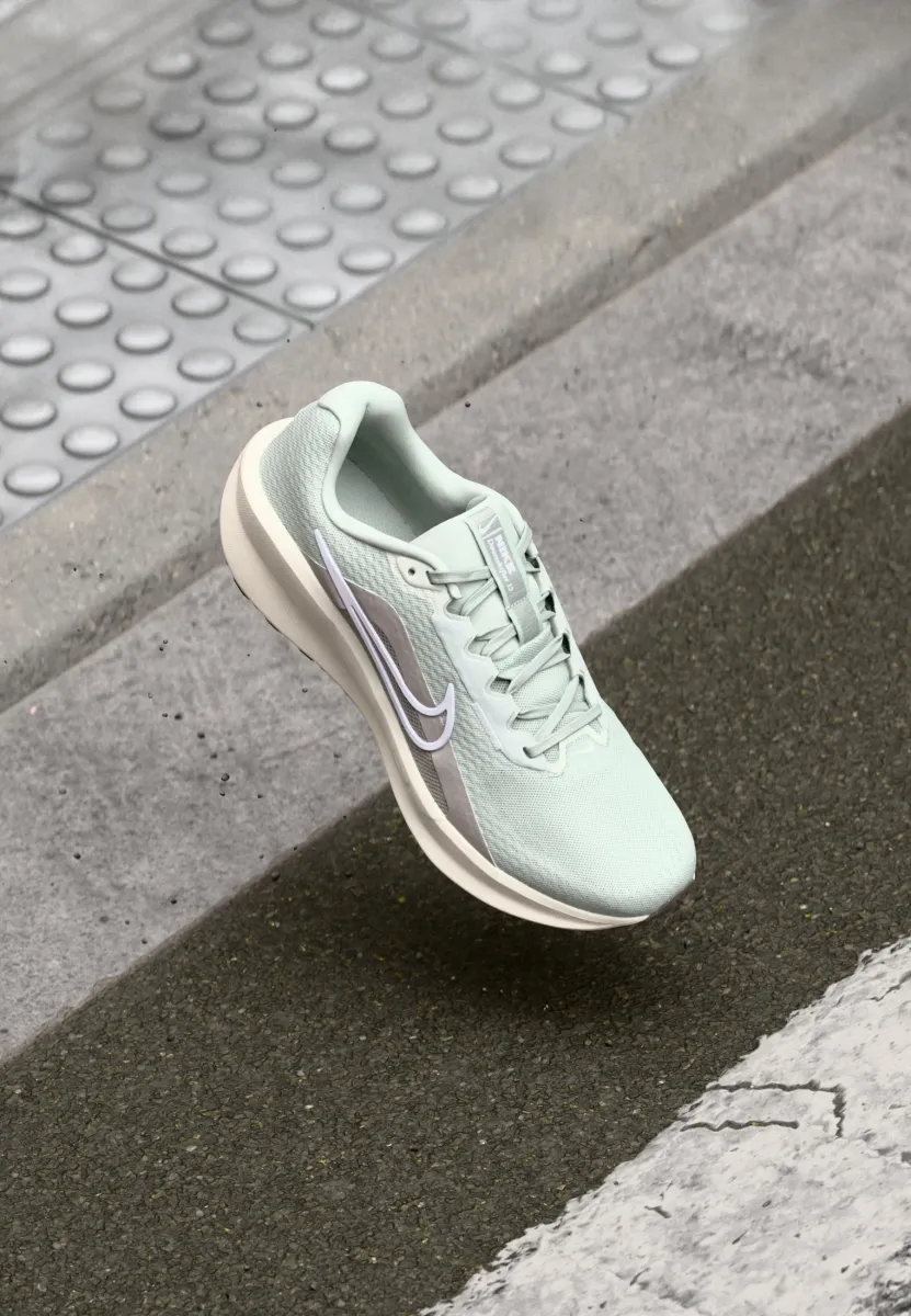 DOWNSHIFTER 13 - Laufschuh Straße - light silver/white/college grey/sail/cave stone