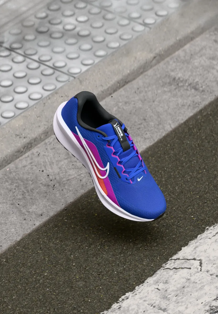 DOWNSHIFTER 13 - Laufschuh Straße - racer blue/white/hyper violet/total orange/black