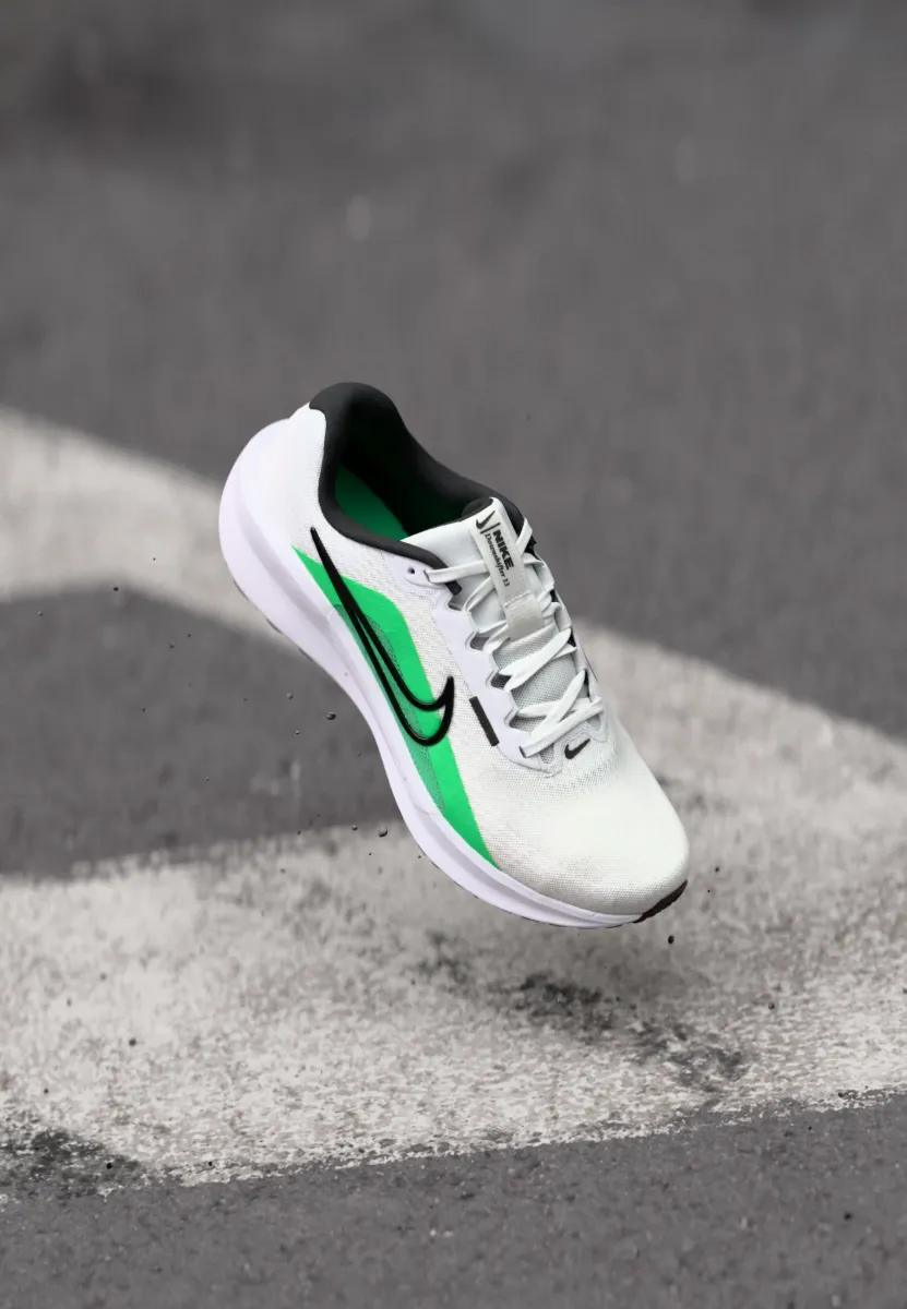 DOWNSHIFTER 13 - Laufschuh Straße - white/black/green shock