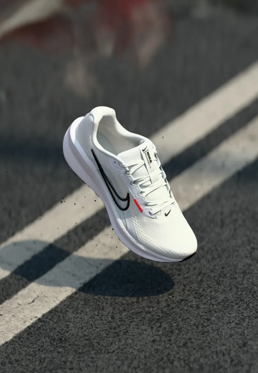 DOWNSHIFTER 13 - Laufschuh Straße - white/black/pure platinum/bright crimson