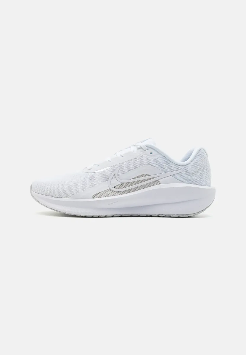DOWNSHIFTER 13 - Laufschuh Straße - white/wolf grey