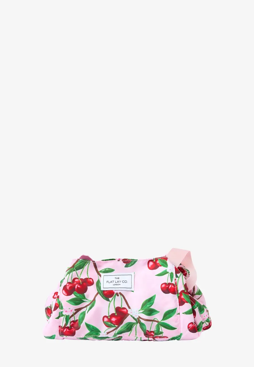 DRAWSTRING FLAT LAY MAKEUP BAG - Kosmetiktasche - cherries