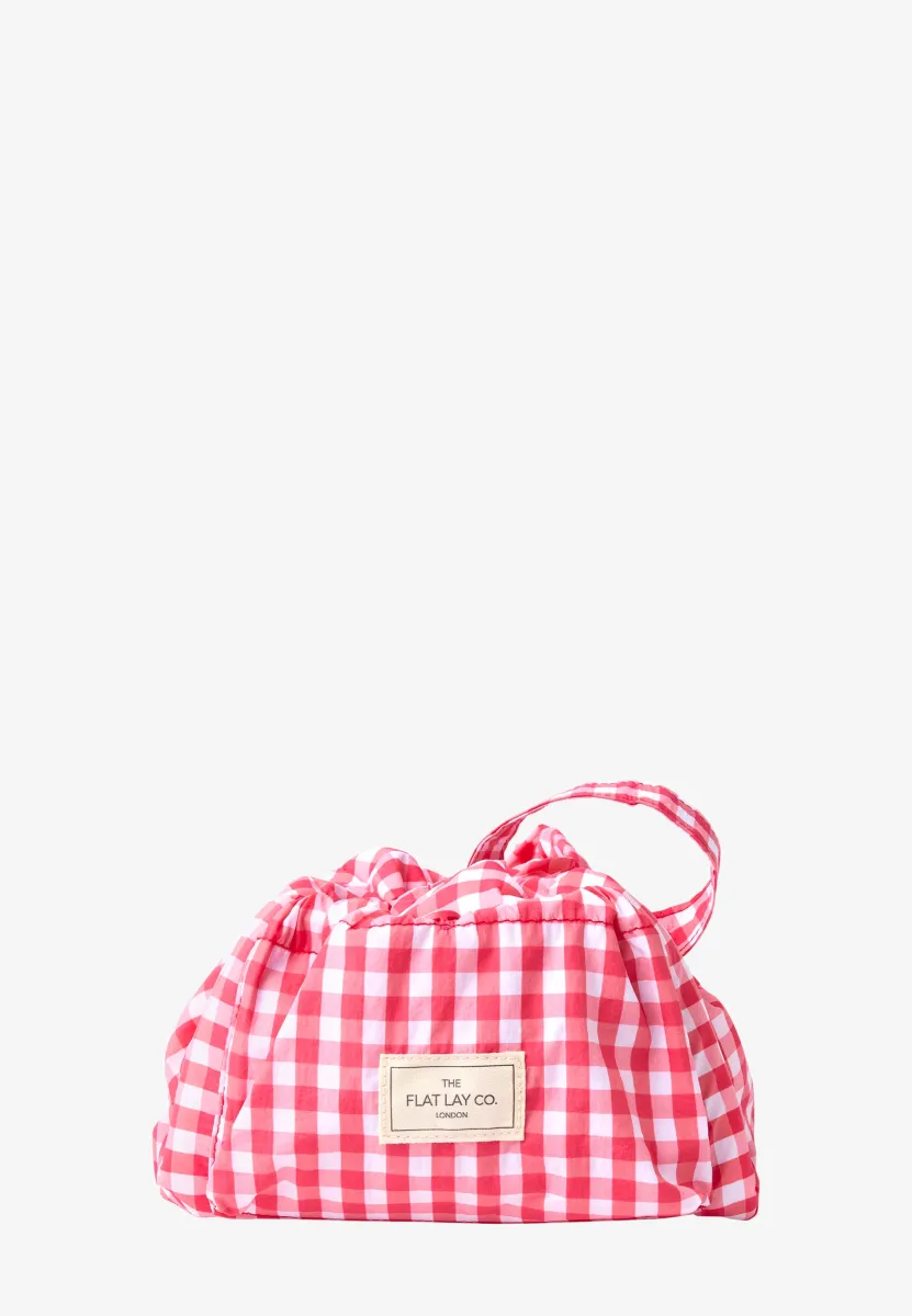DRAWSTRING FLAT LAY MAKEUP BAG - Kosmetiktasche - red gingham