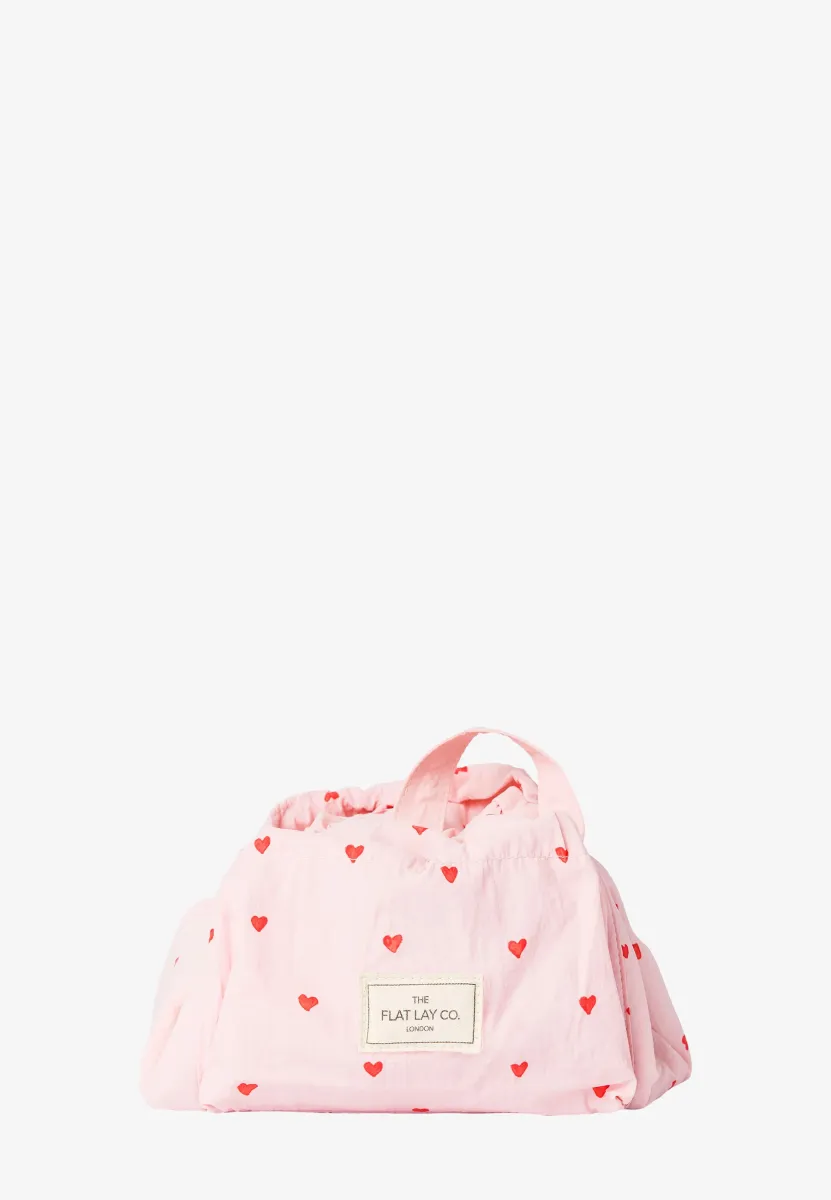 DRAWSTRING FLAT LAY MAKEUP BAG - Kosmetiktasche - sweet pink hearts parachute