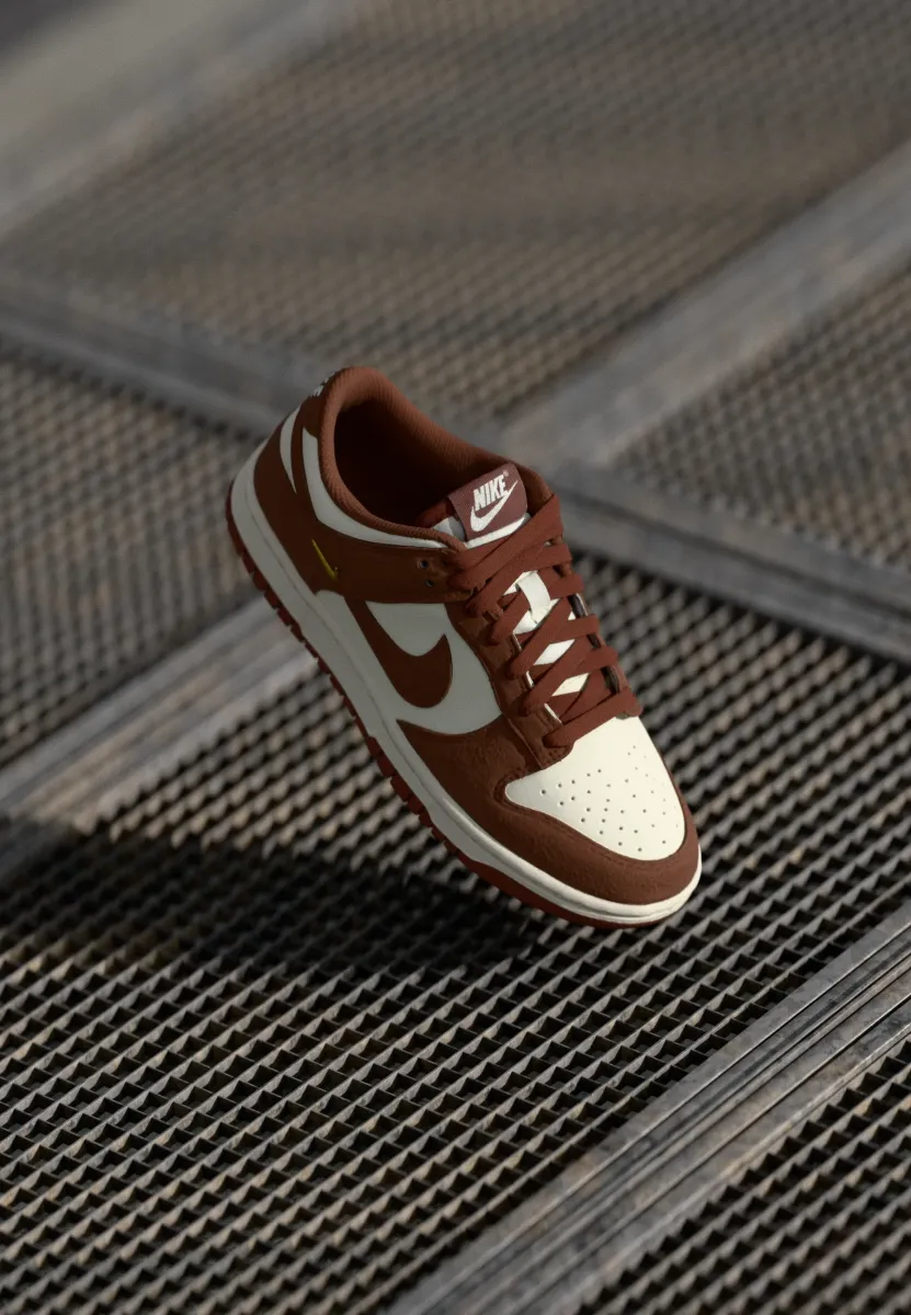 DUNK LOW - Sneaker low - sail/red sepia/metallic gold-coloured