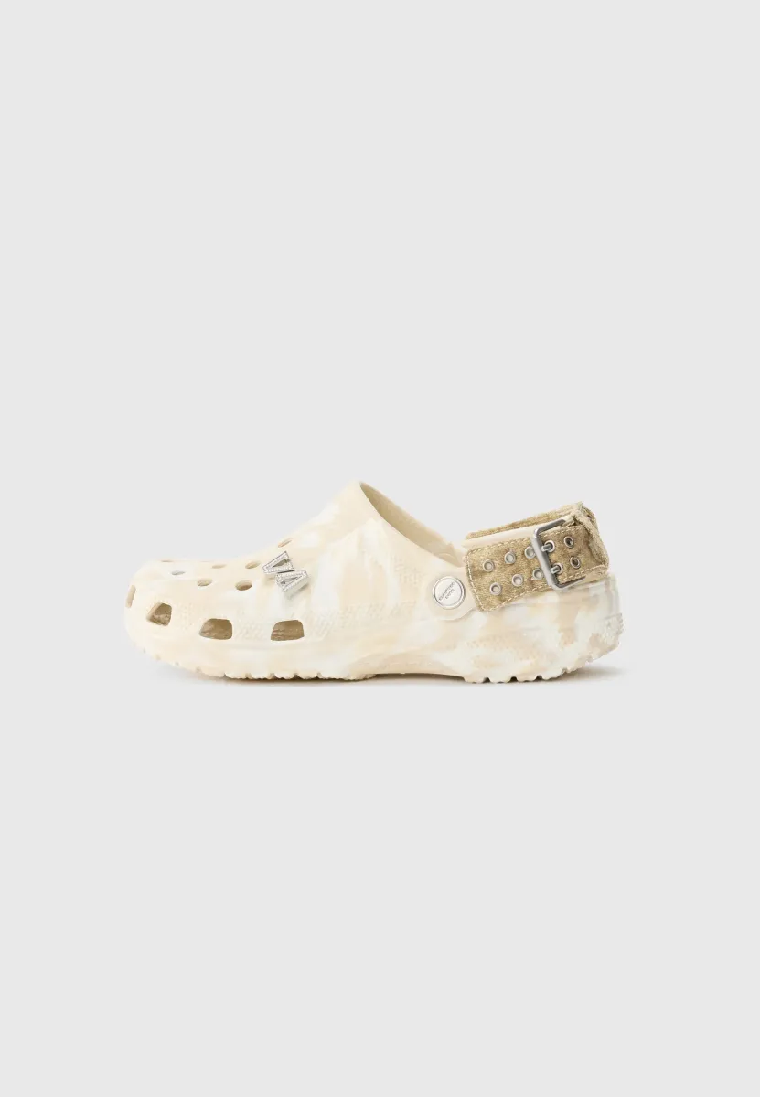ELEVATOR BOYS X CROCS CLASSIC CLOG UNISEX - Clogs - sandstone