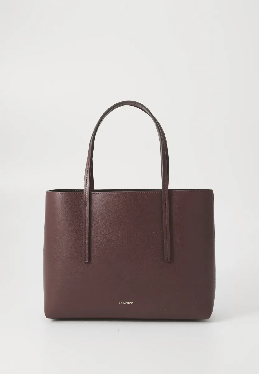 EMBOSSED LOGO SET - Handtasche - fudge/espresso