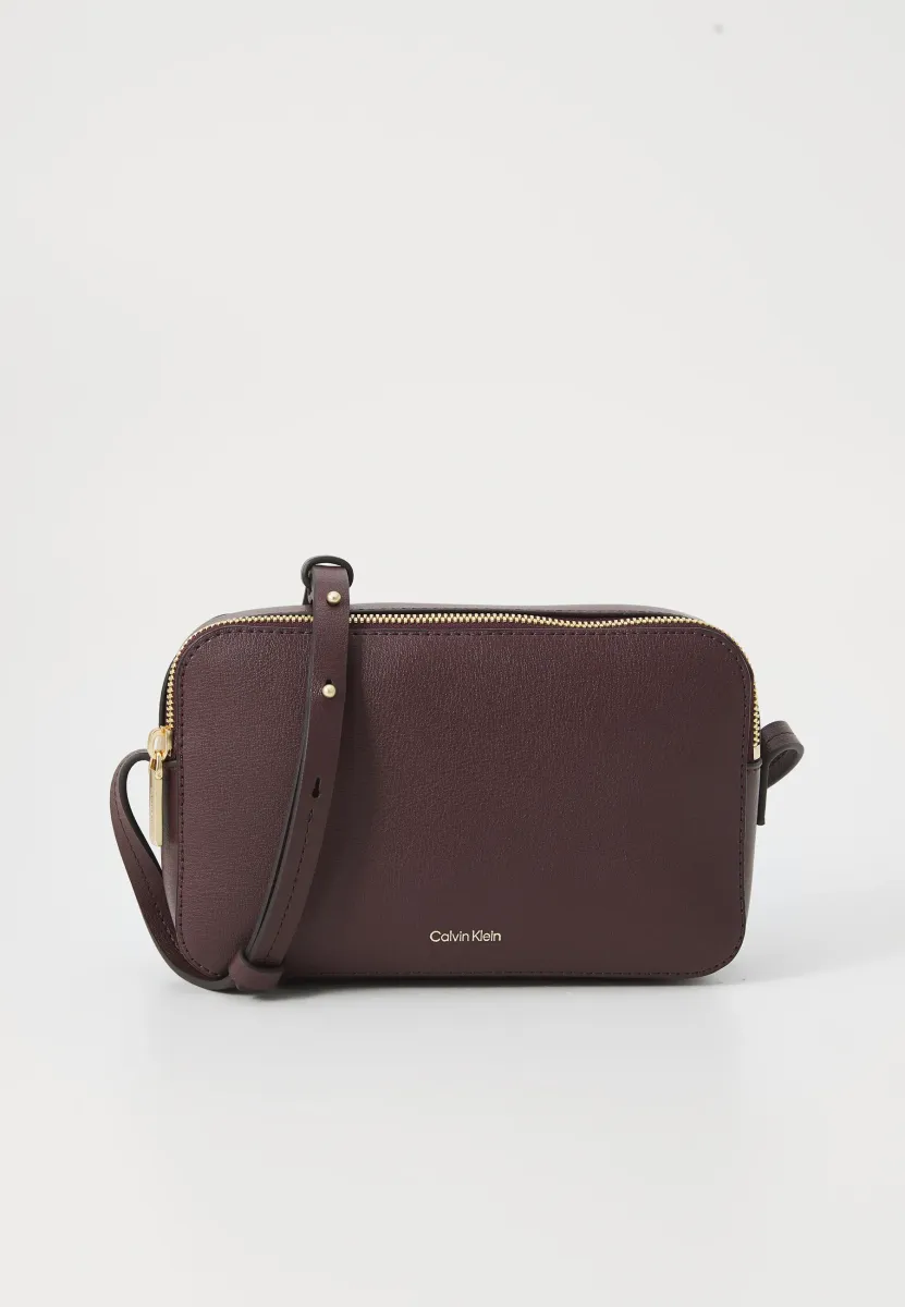 EMBOSSED LOGO - Umhängetasche - fudge/espresso