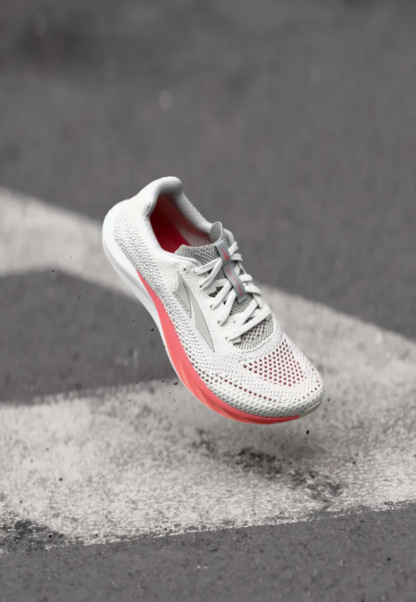 ESCALANTE RACER 2 - Laufschuh Straße - white/coral