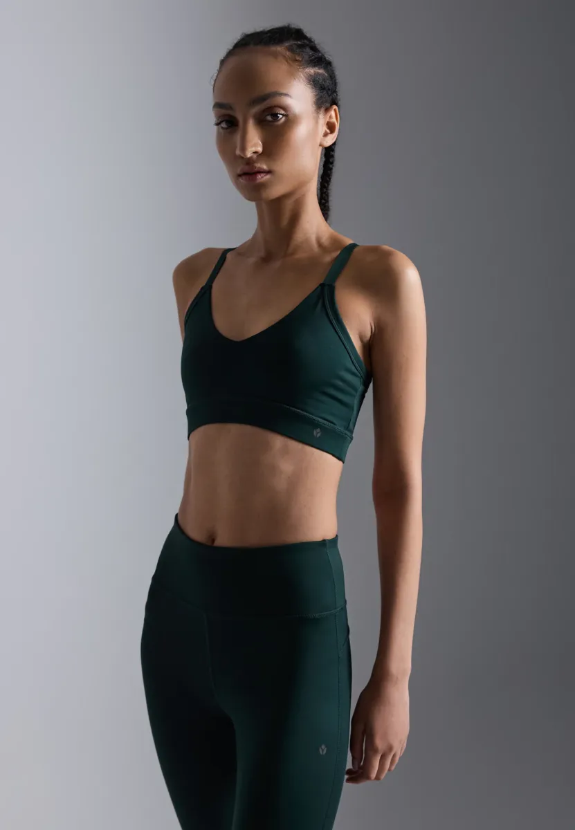 ESSENTIAL MEDIUM SUPPORT SPORTS BRA WITH ADJUSTABLE CROSS BACK - Sport-BH mit mittlerer Stützkraft - dark green