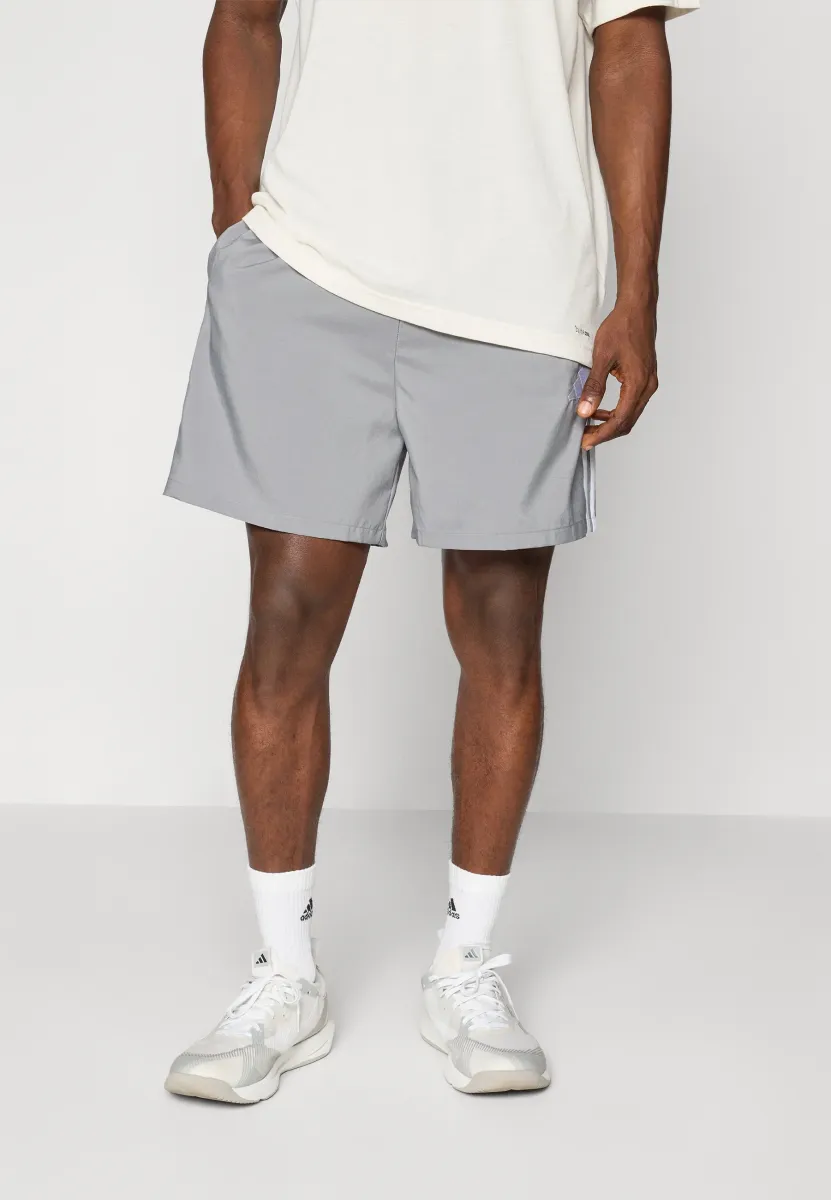 ESSENTIAL THREE STRIPES CHELSEA SHORT - Kurze Sporthose - grey three/white